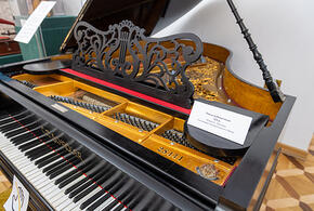 Откуда не ждали: девушке пробили голову роялем во время ужина в элитном ресторане