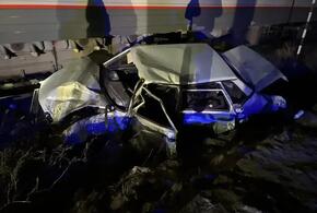 Пассажирский поезд, следовавший из Адлера, протаранил автомобиль