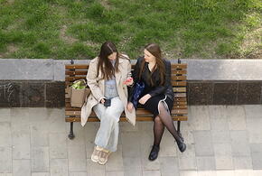 Почему женщины делают это? Вся правда о привычке сидеть нога на ногу