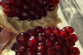 Полезен для женского и мужского здоровья: кому можно и нельзя есть гранат