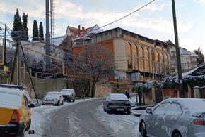 Поваленные деревья и разрушенная набережная: Сочи продолжает борьбу с последствиями ураганного ветра и снегопада