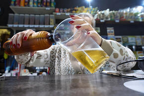 С пеной у рта: в России собираются вернуть пиво на футбольные стадионы