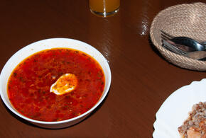 В списке неполезных угощений фигурируют пельмени, блины, пироги, борщ и оливье