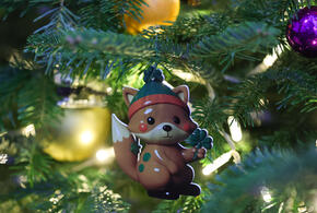 Сколько в среднем стоит ёлка и набор украшений к Новому году 2026?