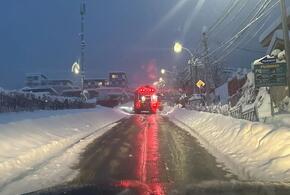 Снежные завалы и морские волны 5-метровой высоты: в Сочи объявлено штормовое предупреждение до 1 января