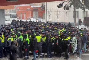 Сотни полицейских провожают в последний путь сотрудников ДПС, погибших в результате взрыва в Москве