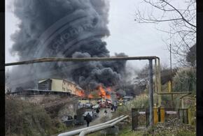 В центре Сочи горят склады рядом с крупным ТРЦ
