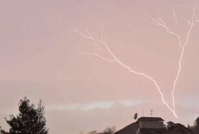 В Сочи редкая восходящая молния ударила в телебашню