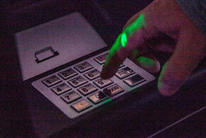 Ваши деньги - уже не ваши? Банки начали массово блокировать снятие крупных сумм в банкоматах