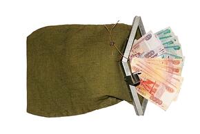 Женщина убирала балкон и нашла там сумку с золотом и деньгами