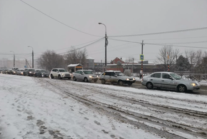 Дорожный коллапс: машины не едут, в Краснодаре жители не могут добраться до работы