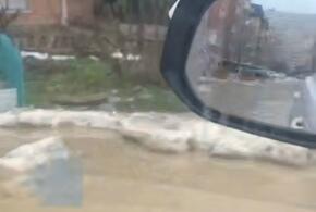 «Это уже не просто лужа»: жители Музыкального микрорайона в Краснодаре преодолевают водные преграды и просят помощи