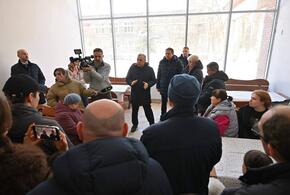 Где сейчас находятся жители поврежденных 12 домов в Новой Адыгее? 