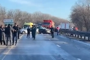 Из-за столкновения пяти легковушек и большегруза перекрыта дорога на Краснодар, в ДТП погибли четыре человека