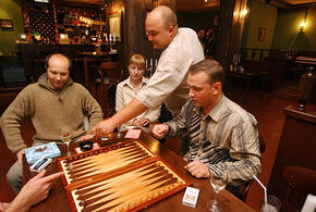 Надоели гаджеты: о росте популярности настольных игр рассказала психолог