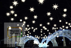 Праздники прошли, а иллюминация для зимней сказки осталась