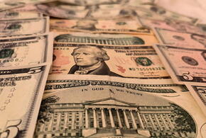 Почти на треть: эксперты назвали самую укрепившуюся за год валюту по отношению к доллару