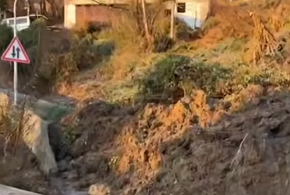 Поток из грязи и камней перекрыл проезжую часть в Сочи