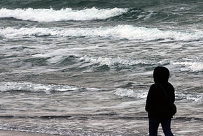 Продолжение истории: полиция ищет мужчину, который купал маленьких детей в зимнем море в Сочи