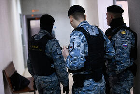 Просят на выход: приставы приехали выселять Долину из квартиры в Москве