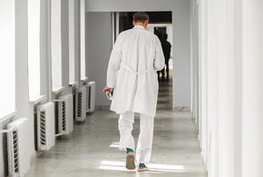 Работник завода на юге России сжег гениталии раскаленным клеем