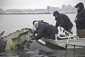 Обломки после авиакатастрофы на реке Потомак, округ Колумбия