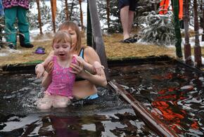 Стоит ли детям участвовать в крещенских купаниях?