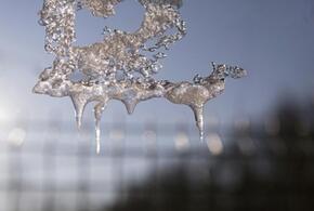 В Краснодаре ледяные глыбы падают с крыш людям на головы 