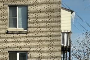 В Новороссийске на 8-летнего ребенка упала глыба льда, прокуратура начала проверку