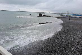 «Закалял детей»: мужчина в Сочи погружал ребенка в ледяную морскую воду