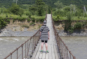 Кругом опасность: на Кубани  дети каждый день вынуждены добираться в школу по сгнившему мосту