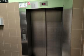 Лифт с человеком внутри сорвался с 14 этажа, пассажир потерял сознание 