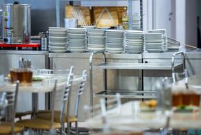 Просрочка и опасный металл: на Кубани в 16 образовательных учреждениях выявили целый список нарушений в питании детей