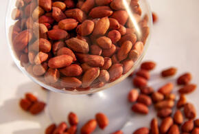 Растит мышцы и повышает тестостерон: этот дешёвый орех очень полезен мужчинам 