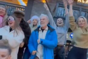 Российский певец Газманов зажигал в танце под хит шведской группы с отдыхающими в Сочи