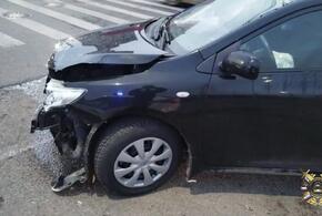 Ужасная внезапная смерть: в Краснодаре после жёсткого столкновения двух машин одна из них отлетела на тротуар прямо в пешехода. Парень собирался перейти дорогу по «зебре»