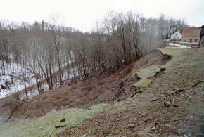 В Сочи произошёл новый оползень, грунт сполз на дорогу, проезд закрыт