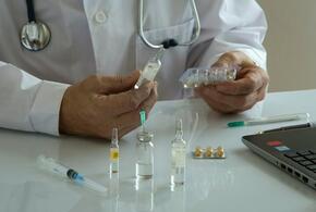 Врач с лекарствами