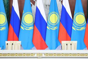 Флаги России и Казахстана