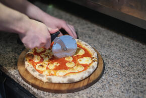 Какие остатки еды опасны даже при хранении в холодильнике, рассказала микробиолог