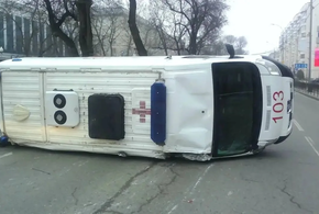 Машину «скорой» опрокинули в центре Краснодара