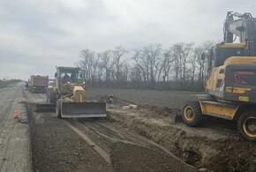 Участок дороги ремонтируют