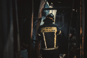 При крупном пожаре в Сочи погиб человек, горели хозпостройки