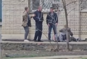 Толкались и падали: в Краснодаре под окнами жилого дома произошла массовая драка