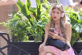 Девушка в наушниках