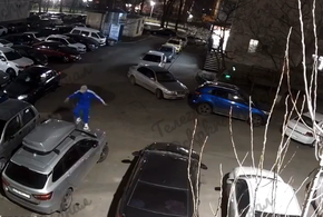 В Краснодаре парень прыгал по припаркованным машинам — несколько авто получили вмятины