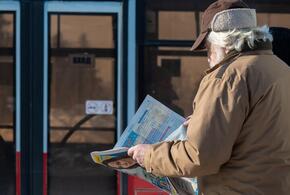 Пассажир читает газету