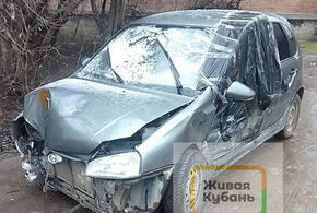 Чудом остался жив, машина ремонту не подлежит: в Армавире произошло неоднозначное ДТП