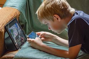 Ребенок с гаджетами