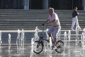 Велосипедист на фоне фонтана